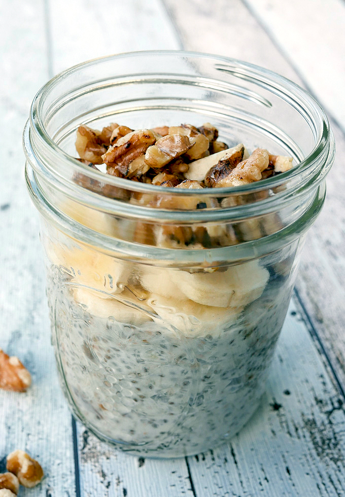 Recipe for bananas Chiapudding with walnuts and dates 