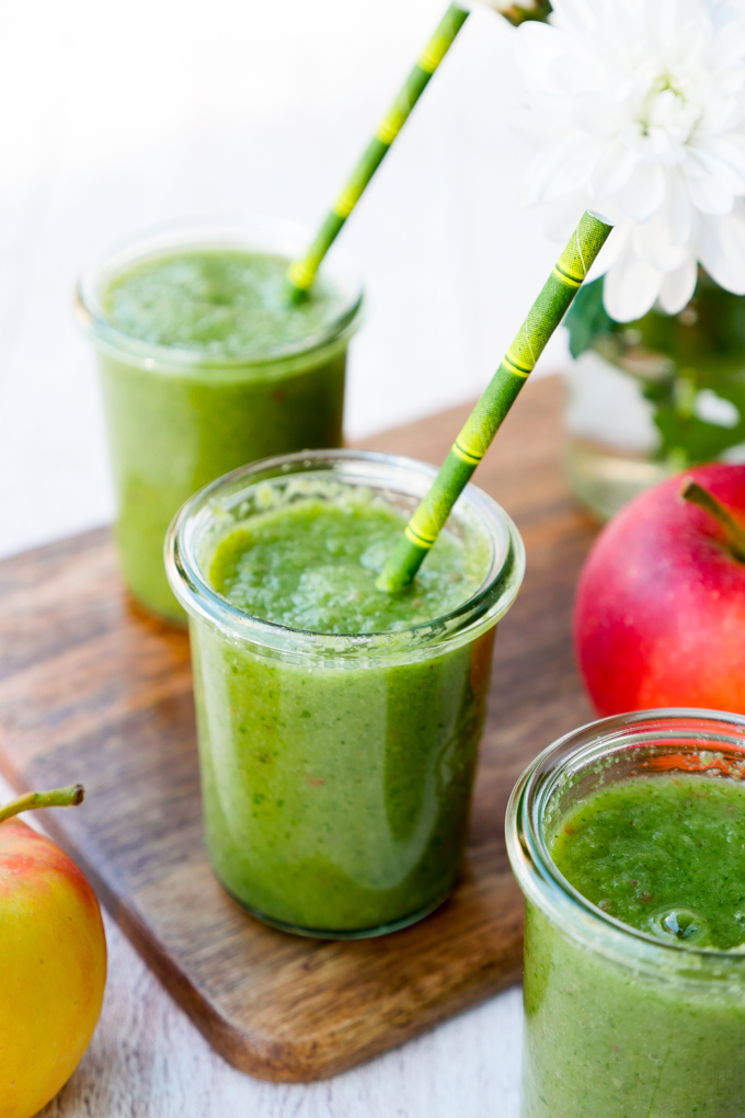 Winter Smoothie with apples, bananas and corn salad 