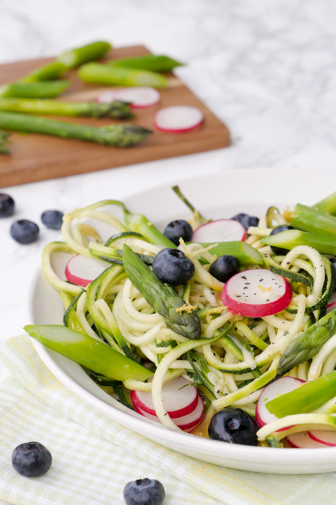  Spring-fresh zucchini noodles with asparagus, radishes and blueberries 