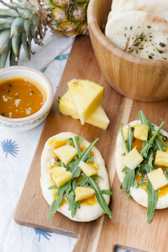  Quick flatbread with mango chutney, arugula and pineapple for barbecue 